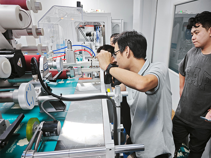 邢臺(tái)12道全自動(dòng)濕巾機(jī)現(xiàn)場(chǎng)培訓(xùn)