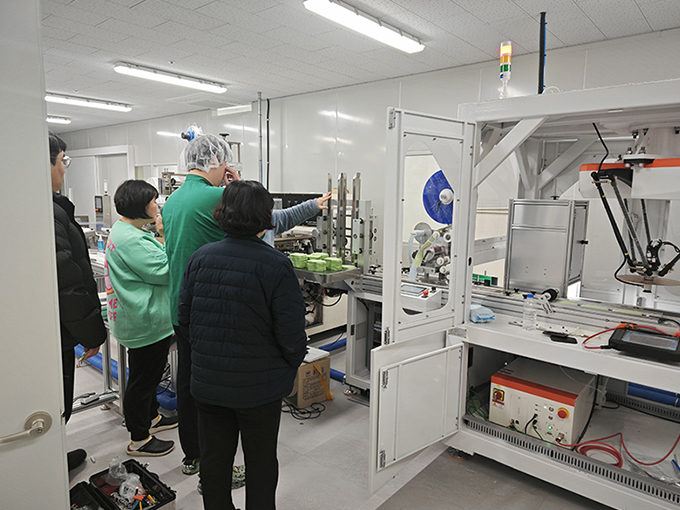 韓國濕巾粘蓋機(jī)現(xiàn)場(chǎng)